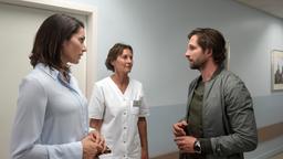 Eliane (Samantha Viana, l. mit Komparsin) bekommt den Eindruck, dass Dr. Harder (Christoph Brüggemann) ungeliebte Pflichten bedenkenlos auf andere abschiebt.