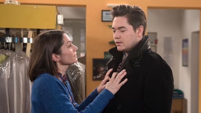 Bild: ARD/Nicole Manthey Eliane (Samantha Viana) bremst Theo (Frederic Böhle) in seinem Wunsch aus, das Sorgerecht für das Baby vertraglich zu regeln.