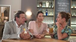 Eliane (Samantha Viana) bringt Carla (Maria Fuchs) und Gunter (Hermann Toelcke) dazu, sich beim Cocktail-Tasting wieder näher zu kommen.