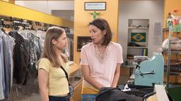 Eliane (Samantha Viana) gibt sich gegenüber Eteri (Marija Mauer) zuversichtlich, dass sie das Geld für die OP ihres Onkels dazuverdienen kann.