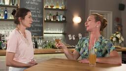 Eliane (Samantha Viana) ist erfreut, als Carla (Maria Fuchs) ihr den Job hinter der Bar anbietet.