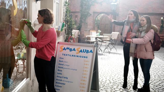 Bild: ARD/Nicole Manthey Eliane (Samantha Viana, 2.v.r. mit Marija Mauer) stellt entsetzt fest, dass Anna (Anjorka Strechel) ihr wertvolles Graffiti entfernt hat.