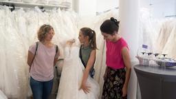 Eliane (Samantha Viana) und Anna (Anjorka Strechel) beraten Eteri (Marija Mauer) beim Brautkleid-Kauf.