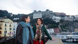 Eliane (Samantha Viana) und Helen (Patricia Schäfer) bummeln durch die Stadt.