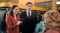 Eliane (Samantha Viana) und Theo (Frederic Böhle) teilen die Freude über ihren Entschluss, ein Kind zu adoptieren mit Erika (Madeleine Lierck-Wien).