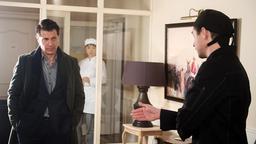 Ellen (Yun Huang) ist angetan, dass Oliver (Niklas Löffler) vor Gregor (Wolfram Grandezka) scheinbar loyal zu Carla hält.