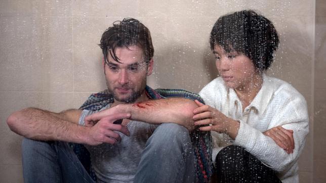 Ellen (Yun Huang) ist erleichtert, als sie sieht, dass Simon (Thore Lüthje) nur leicht verletzt ist.