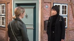Ellen (Yun Huang) ist schockiert, als sie erst von Sara (Antonia Jungwirth) erfahren muss, dass Jens eine Bruchlandung mit dem Flugzeug hatte.