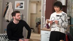 Ellen (Yun Huang) überlegt vor David (Arne Rudolf), über ihren Schatten zu springen, um das Geld für einen neuen Laptop zu verdienen. Wird sie für das Ehepaar, das asiatisch-aphrodisierende Menü kochen?