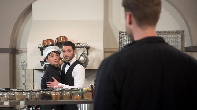 Bild: ARD/Nicole Manthey Ellen (Yun Huang) und David (Arne Rudolf) sind erschrocken, als Simon (Thore Lüthje) sie in flagranti erwischt.
