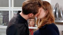 Entsetzt muss Astrid (Claudia Schmutzler) mit ansehen, wie Alex (Philipp Oliver Baumgarten) und Judith (Katrin Ingendoh) sich küssen …