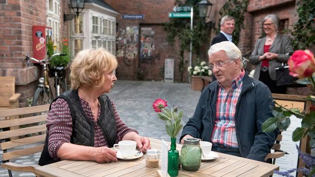 Bild: ARD/Nicole Manthey Erika (Madeleine Lierck-Wien) erfährt betroffen, dass Hajo (Werner Haindl) Lüneburg verlassen will.