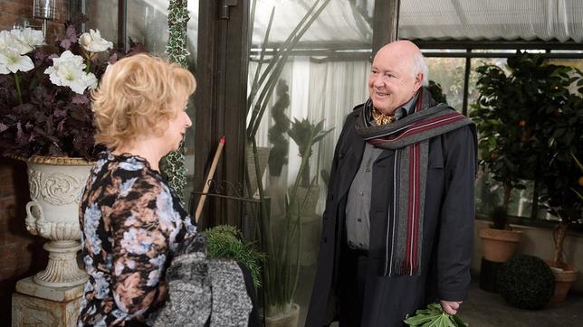 Bild: ARD/Nicole Manthey Erika (Madeleine Lierck-Wien) hat schon nicht mehr daran geglaubt, doch dann steht Pierre (Eric P. Caspar), ihre französische Sommerliebe aus dem Jahre 1966 vor der Tür.