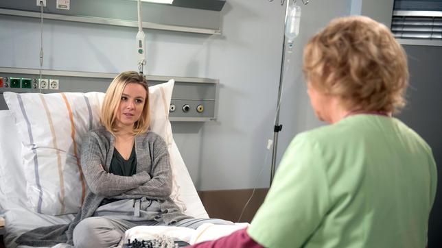 Bild: ARD/Nicole Manthey Erika (Madeleine Lierck-Wien) trifft bei ihrem ersten Einsatz als "Grüne Dame" auf die Patientin Dorothea (Johanna Dost).