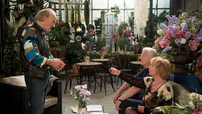 Bild: ARD/Nicole Manthey Erika (Madeleine Lierck-Wien) und Hajo Segert (Werner Haindl) haben den Mietvertrag unterschrieben, fehlt noch die Unterschrift von Hannes (Claus Dieter Clausnitzer).