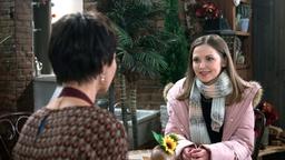 Eteri (Maria Mauer) ist froh, als Merle (Anja Franke) ihr neben der Au-Pair-Stelle finanzielle Unterstützung für eine Unterkunft anbietet.