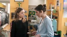 Eteri (Marija Mauer) überwindet sich und bittet Eliane (Samantha Viana) um finanzielle Hilfe.
