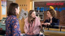 Eteri (Marija Mauer) wird nachdenklich, als Anna (Anjorka Strechel) Scheinehen als Unehrlichkeit und Lüge gegen sich selbst erklärt (mit Samantha Viana).