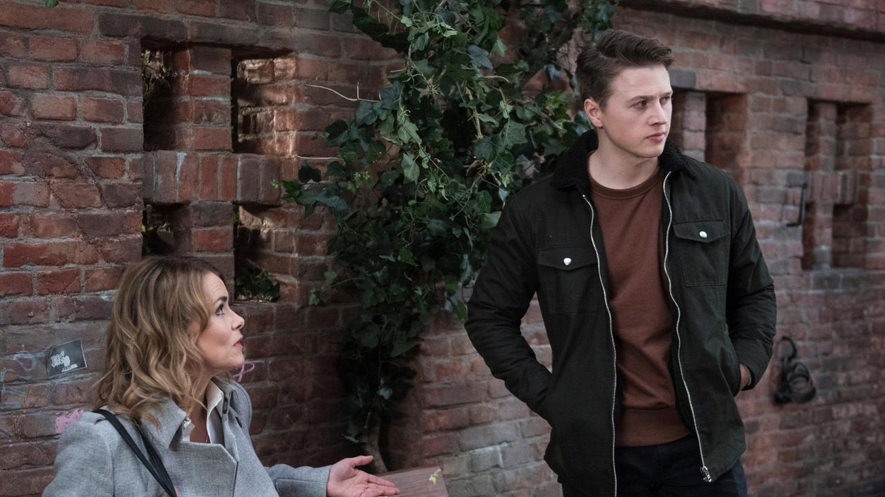 Eva (Andrea Lüdke) fängt Moritz (Felix Jordan) nach der erfolglosen Bewerbung auf.