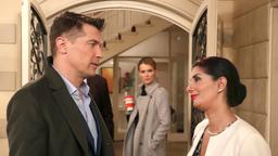 Eva (Andrea Lüdke) ist perplex, als Gregor (Wolfram Grandezka) sich, über ihren Kopf hinweg, mit Sofia Alvarez (Laila Jeyrani) trifft.