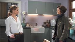 Eva (Andrea Lüdke) kann Sonja (Madeleine Niesche) davon überzeugen, dass sie nur zum Wohle der LKM Gregors Posten als Geschäftsführer übernommen hat.