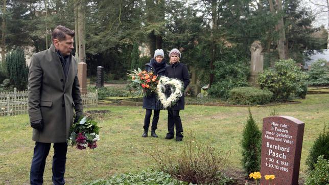 Bild: ARD/Nicole Manthey Eva (Andrea Lüdke, h.) und Sonja (Madeleine Niesche, h.) müssen erkennen, dass Gregor (Wolfram Grandezka) nur Verachtung für seinen toten Vater empfindet.