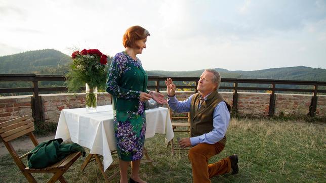 Bild: ARD/Vanessa Möller Ferdi Hofleitner (Fritz von Friedl) macht seiner Johanna (Brigitte Antonius) überraschend einen Heiratsantrag.