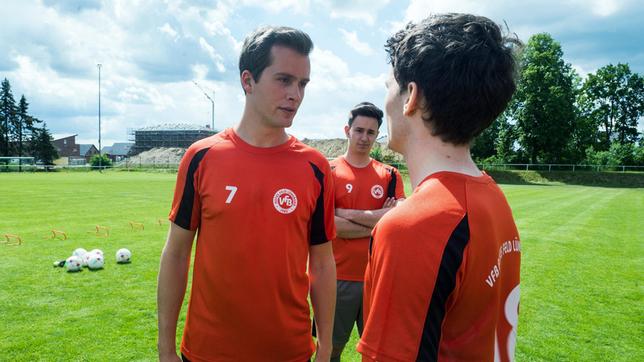 Bild: NDR/ARD/Nicole Manthey Finn (Lucas Bauer) steht selbstbewusst zu seiner Beziehung mit Nici. (Mit Dustin Piet Lange, l. und Jan Hille)
