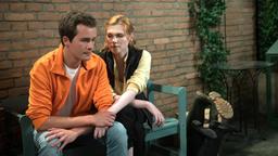 Finn (Lucas Bauer) wird in seiner Wut und Enttäuschung von Nici (Lucy Hellenbrecht) aufgefangen.