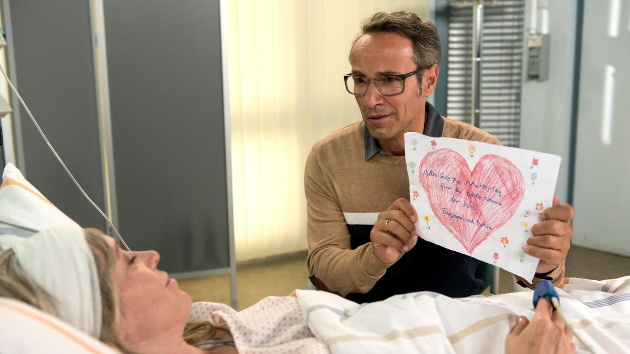 Florian (Stefan Plepp) schluckt unwohl, als Katrin (Nicole Ernst) ihm zuflüstert, dass sie ihn liebt.