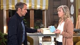 Florian (Stefan Plepp) übergibt Katrin (Nicole Ernst) bewegt die Abschiedsbriefe ihrer Reisebüro-Kunden.