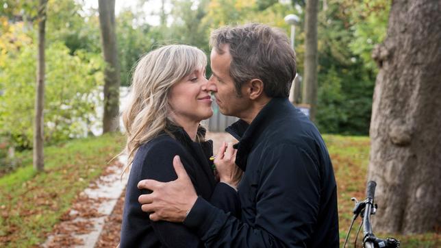Florian (Stefan Plepp) überkommt die alte Sehnsucht und er küsst Katrin (Nicole Ernst) im spontanen Überschwang ….