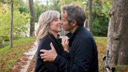 Florian (Stefan Plepp) überkommt die alte Sehnsucht und er küsst Katrin (Nicole Ernst) im spontanen Überschwang ….