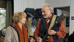 Erika und Hannes mit einer Gitarre