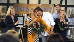 Ben und Britta auf der Bühne mit Kandidaten und Jule