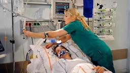 Britta an Bens Krankenbett