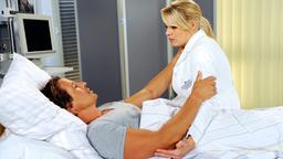 Britta an Bens Krankenbett