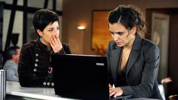 Ariane und Rieke am PC