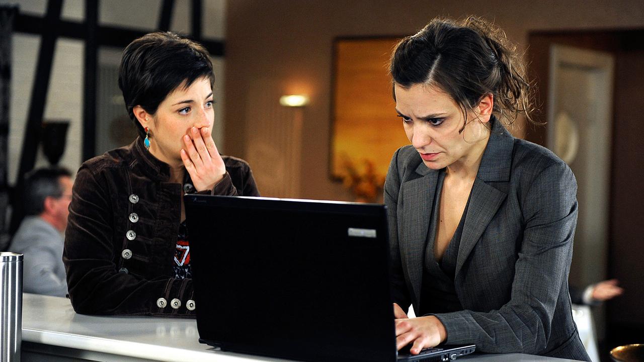Ariane und Rieke am PC