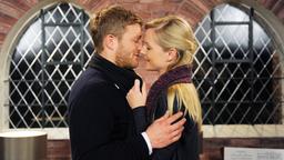 Jule und Sönke küssen sich