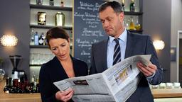 Carla und Torben lesen Zeitung