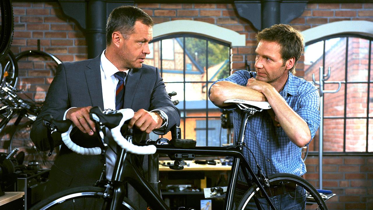 Rote Rosen: Torben und Ole an einem Fahrrad
