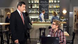 Rote Rosen – Folge 1806: Gunter (Hermann Toelcke) und Mick (Tobias Rosen) wollen das Hotel aufwerten.