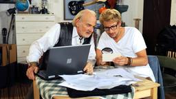 Rote Rosen - Folge 1823: Hannes und Mick recherchieren am Laptop im Internet