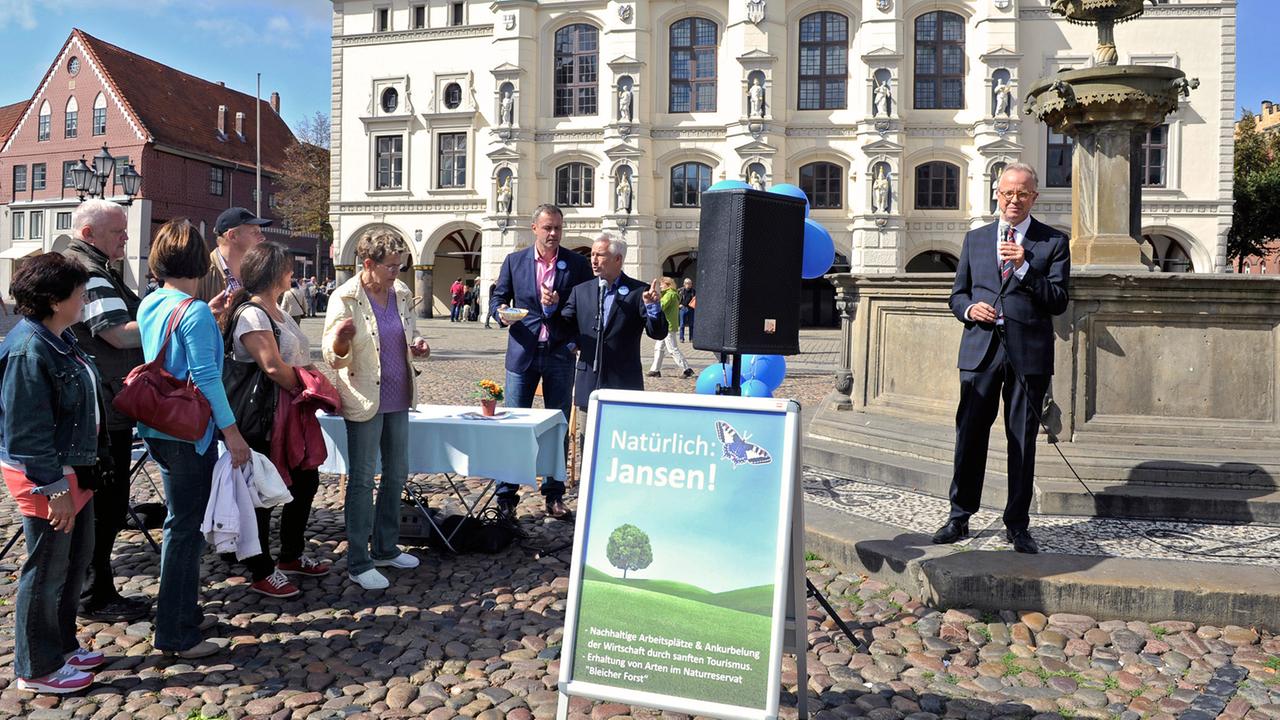 Rote Rosen Folge 1842: Thomas und Naumann befinden sich im Straßenwahlkampf