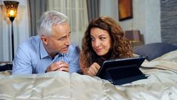 Rote Rosen Folge 1870: Thomas und Aylin mit Tablet auf dem Bett