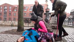 Rote Rosen Folge 1926 24.03.2015: Ben bricht beim Laufen vor Eliane, Inge und Udo zusammen