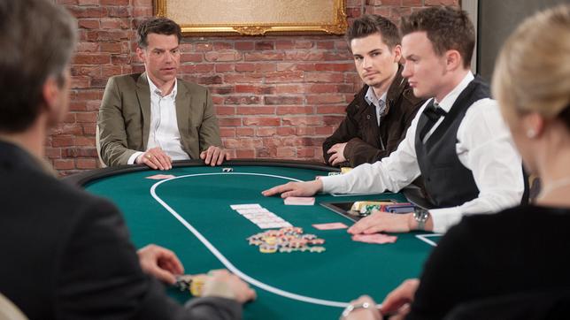 Bild: ARD/Nicole Manthey Rote Rosen Folge 1990 03.07.2015: Maurice am Spieltisch