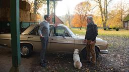 Frank (Axel Buchholz) bekommt den Eindruck, dass "sein" Wagen bei Cornelius (Tom Mikulla) nicht in guten Händen ist.