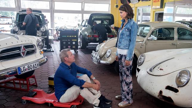 Bild: ARD/Nicole Manthey Frank (Axel Buchholz) ist enttäuscht, dass Hilli (Gerit Kling) ihm nichtsahnend die Oldtimer-Werkstatt vor der Nase weggeschnappt hat.